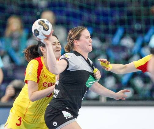 Germany China Handball Women WC Leipzig 06 12 2017 Arena Leipzig World Cup 2017 Handball Women Preliminary Group D Germany GER vs Peoples Republic of China CHN Pictured v l Zhang HAIXIA 3 China and Anna Loerper 10 Germany
