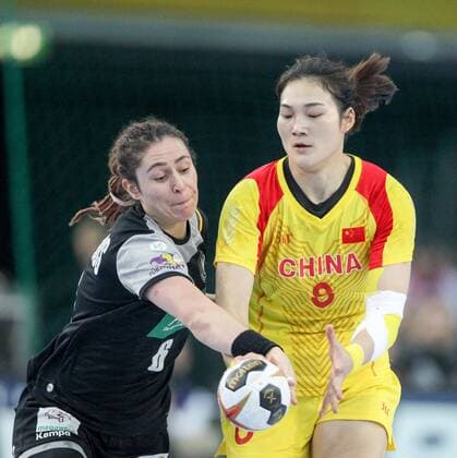 Germany China Handball Women WC Leipzig 06 12 2017 Arena Leipzig World Cup 2017 Handball Women Preliminary Group D Germany GER vs Peoples Republic of China CHN Pictured v l Jenny Karolius 6 Germany and Qiao RU 8 China