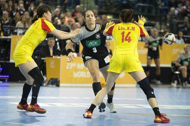 Womens Handball World Cup 2017 Preliminary Group D Germany China 06 12 2017 Isabell Klein GER Center vs. Wu Nana li and Zhang Haixia re Leipzig Saxony Germany