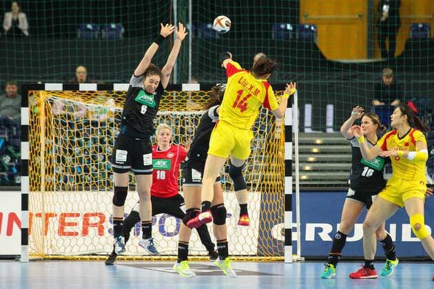 Germany vs China PRC 06 12 2017 23rd IHF Women s Handball World Championship Germany 2017 Preliminary round Group D Germany vs China PRC Arena Leipzig Handball World Cup Womens Preliminary Group D Germany vs China Pictured Jenny Karolius 6 GER Liu Xiaomei 14 China xjkx