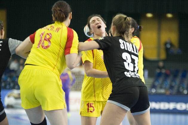 Womens Handball World Cup 2017 Preliminary Group D Germany China 06 12 2017 Tackle Alicia Stolle GER Center vs. Sun Mengying Center No. 15 and Sha Zhengweng li No. 18 Leipzig Saxony Germany