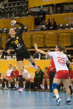 GER IHF World Cup 2017 Tunisia TUN vs Montenegro MNE 06 12 2017 EWE Arena Oldenburg Germany 23 IHF World Championship 2017 Womens first round Group C Tunisia vs Montenegro in the picture Oumayma DARDOUR DO 25 Katarina BULATOVIC MNE 32 Nordphotox xRojahn nph00300