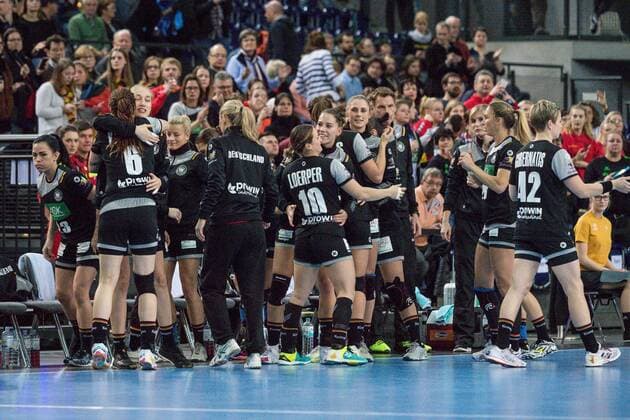 GER IHF World Cup 2017 Germany vs China CHN 06 12 2017 Arena Leipzig GER IHF World Cup 2017 Germany vs China CHN in the picture Speech and Abklatschen the German national team nordphotoxDostmann nph00325