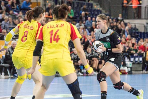 GER IHF WC 2017 Germany GER vs China CHN 06 12 2017 Arena Leipzig GER IHF WC 2017 Germany GER vs China CHN im Bild Xenia Smits 11 Germany Qiao Ru 8 China Liu Xiaomei 14 China nordphotoxDostmann nph00325