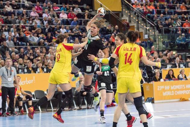 GER IHF World Cup 2017 Germany GER vs China CHN 06 12 2017 Arena Leipzig GER IHF World Cup 2017 Germany GER vs China CHN im Bild Xenia Smits 11 Germany Liu Xiaomei 14 China Qiao Ru 8 China Wu Nana 9 China nordphotoxDostmann nph00325