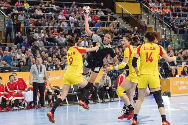 GER IHF World Cup 2017 Germany GER vs China CHN 06 12 2017 Arena Leipzig GER IHF World Cup 2017 Germany GER vs China CHN im Bild Xenia Smits 11 Germany Liu Xiaomei 14 China Qiao Ru 8 China Wu Nana 9 China nordphotoxDostmann nph00325