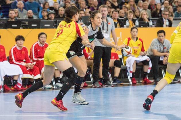 GER IHF WC Germany GER vs China CHN 06 12 2017 Arena Leipzig GER IHF WC 2017 Germany GER vs China CHN Pictured Isabell Klein 3 Germany Wu Nana 9 China nordphotoxDostmann nph00325