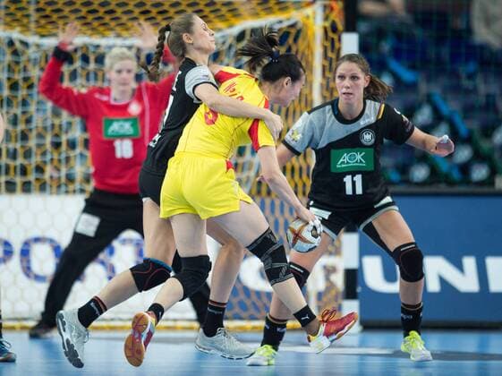 vl Alicia STOLLE 37 GER Wei BAOGUI 6 CHN and Xenia Smits 11 GER Preliminary Group Play Germany China in Leipzig on 06 12 2017 Handball 23 Women Handball World Cup Germany 2017