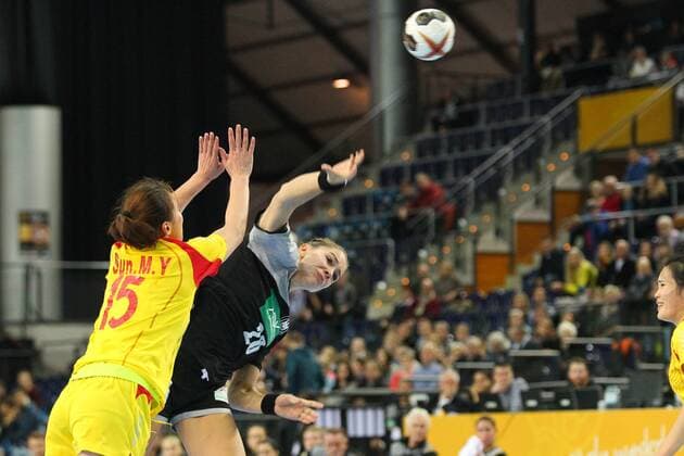Germany vs China PRC 06 12 2017 23rd IHF Women s Handball World Championship Germany 2017 Preliminary round Group D Germany vs China PRC Arena Leipzig Womens Handball World Cup Womens Preliminary Group D Germany vs China Pictured Emily Boelk 20 GER vs Sun Mengying 15 China xjkx