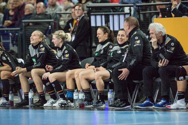 GER IHF World Cup 2017 Germany vs China CHN 06 12 2017 Arena Leipzig GER IHF World Cup 2017 Germany GER vs China CHN im Bild Ersatzbank German national team in a good mood nordphotoxDostmann nph00325