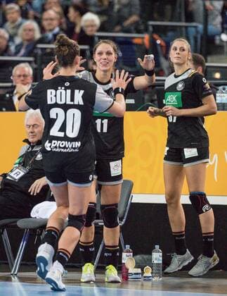 GER IHF World Cup Germany GER vs China CHN 06 12 2017 Arena Leipzig GER IHF World Cup Germany GER vs China CHN im Bild Change Emily Boelk 20 Germany with Xenia Smits 11 Germany nordphotoxDostmann nph00325