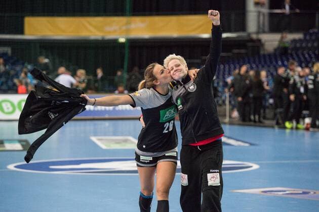 GER IHF World Cup 2017 Germany GER vs China CHN 06 12 2017 Arena Leipzig GER IHF World Cup 2017 Germany GER vs China CHN im Bild Cheers and kisses Angie Geschke 26 Germany nordphotoxDostmann nph00325
