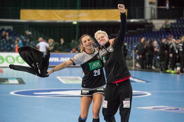 GER IHF World Cup 2017 Germany GER vs China CHN 06 12 2017 Arena Leipzig GER IHF World Cup 2017 Germany GER vs China CHN im Bild Cheers and kisses Angie Geschke 26 Germany nordphotoxDostmann nph00325