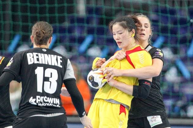 Germany China Handball Women WC Leipzig 06 12 2017 Arena Leipzig World Cup 2017 Handball Women Preliminary Group D Germany GER vs Peoples Republic of China CHN 24 9 10 3 Pictured v l Julia Behnke 13 Germany Liu XIAOMEI 14 China and Alicia Stolle 37 Germany