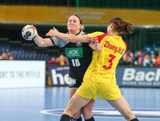 Germany China Handball Women WC Leipzig 06 12 2017 Arena Leipzig World Cup 2017 Handball Women Preliminary Group D Germany GER vs Peoples Republic of China CHN 24 9 10 3 Pictured v l Anna Loerper 10 Germany and Zhang HAIXIA 3 China