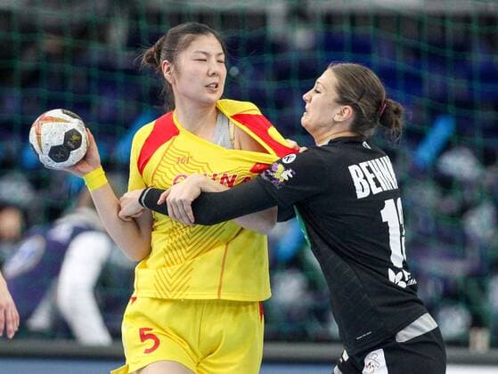 Germany China Handball Women World Cup Leipzig 06 12 2017 Arena Leipzig World Cup 2017 Handball Women Preliminary Group D Germany GER vs Peoples Republic of China CHN 24 9 10 3 Pictured v l Ban CHENCHEN 5 China and Julia Behnke 13 Germany