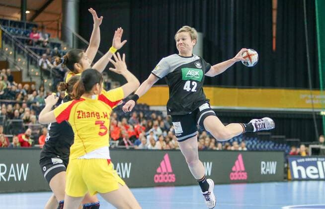 Germany China Handball Women World Cup Leipzig 06 12 2017 Arena Leipzig World Cup 2017 Handball Women Preliminary Group D Germany GER vs Peoples Republic of China CHN 24 9 10 3 Pictured v l Zhang HAIXIA 3 China and Friederike Gubernatis 42 Germany