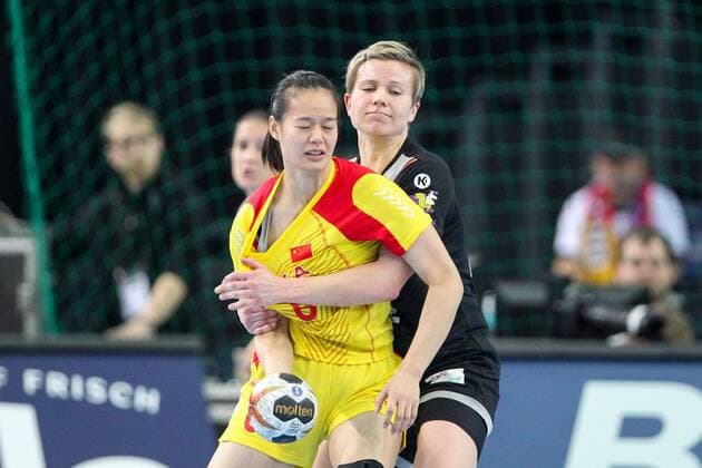 Germany China Handball Women WC Leipzig 06 12 2017 Arena Leipzig World Cup 2017 Handball Women Preliminary Group D Germany GER vs Peoples Republic of China CHN 24 9 10 3 Pictured left Wei BAOGUI 6 China and Friederike Gubernatis 42 Germany