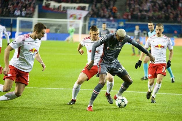 Football Champions League 2017 2018 Group Stage 6 Gameday RB Leipzig Besiktas Istanbul 06 12 2017 Battle for the ball between Talisca Istanbul 94 and Willi Orban RBL Stefan Ilsanker li does not attack Leipzig Saxony Germany