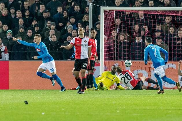 ROTTERDAM - Feyenoord - Napoli , Voetbal , Seizoen 2017 2018 , Champions League , Stadion Feijenoord de Kuip , 06-12-2017 , Napoli speler Piotr Zielinski (l) passeert Feyenoord keeper Kenneth Vermeer en scoort de 0-1 Feyenoord - Napoli  x1848213x