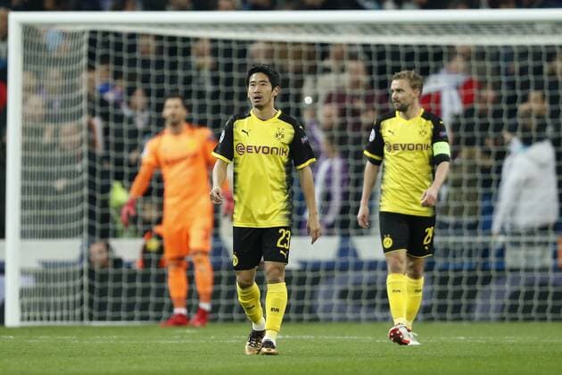 (L-R) goalkeeper Roman Burki of Borussia Dortmund, Shinji Kagawa of Borussia Dortmund, Marcel Schmelzer of Borussia Dortmund during the UEFA Champions League group H match between Real Madrid and Borussia Dortmund on December 06, 2017 at the Santiago Bernabeu stadium in Madrid, Spain. UEFA Champions League 2017 2018 xVIxVIxImagesx xMauricexvanxSteenxIVx 9501524