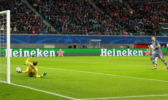 GER UEFA Champions League preliminary round RasenBallsport Leipzig vs Besiktas Istanbul 06 12 17 Leipzig Red Bull Arena GER season 2017 2018 UEFA Champions League Group G RasenBallsport Leipzig vs Besiktas Istanbul pictured Goalkeeper Peter Gulacsi Leipzig powerless goal to 0 1 by Alvaro Negredo Besiktas by penalty
