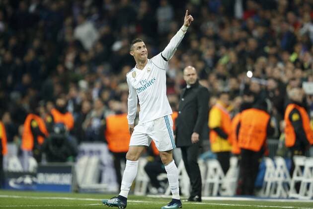 (L-R) Cristiano Ronaldo of Real Madrid, coach Peter Bosz of Borussia Dortmund during the UEFA Champions League group H match between Real Madrid and Borussia Dortmund on December 06, 2017 at the Santiago Bernabeu stadium in Madrid, Spain. UEFA Champions League 2017 2018 xVIxVIxImagesx xMauricexvanxSteenxIVx 9501559