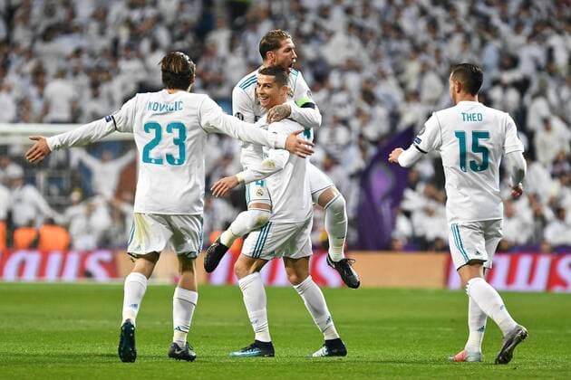 Bilder des Tages - SPORT Real Madrid v Borussia Dortmund UEFA Champions League Cristiano Ronaldo of Real Madrid (centre) celebrates scoring their second goal to make it Real Madrid 2 Borussia Dortmund 0 during the UEFA Champions League match at the Estadio Santiago Bernabeu, Madrid Content Not Available For UK Newspapers Copyright: xKristianxKanex FIL-11059-0014