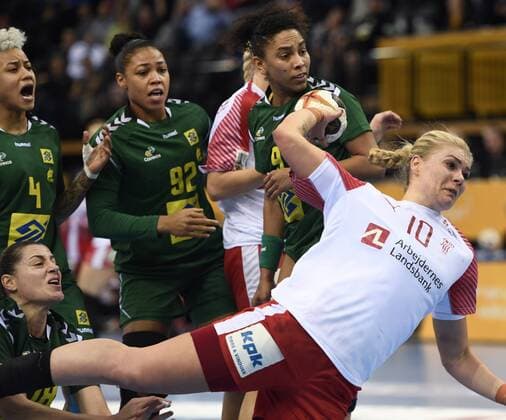 Bilder des Tages - SPORT Handball, WM, Damen, Brasilien - Dänemark Mange brasilianere kigger langt efter Kathrine Heindahl. Polfoto_73191113  Copyright: POULSENxLARS