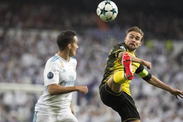 Fußball: Champions League, Saison 2017 2018, Gruppenphase, Gruppe H, Real Madrid - Borussia Dortmund am 06.12.2017 im Estadio Santiago Bernabeu in Madrid (Spanien). Madrids Lucas Vazquez (l.) und Dortmunds Marcel Schmelzer kämpfen um den Ball. Copyright: xKirchner DavidxInderliedx