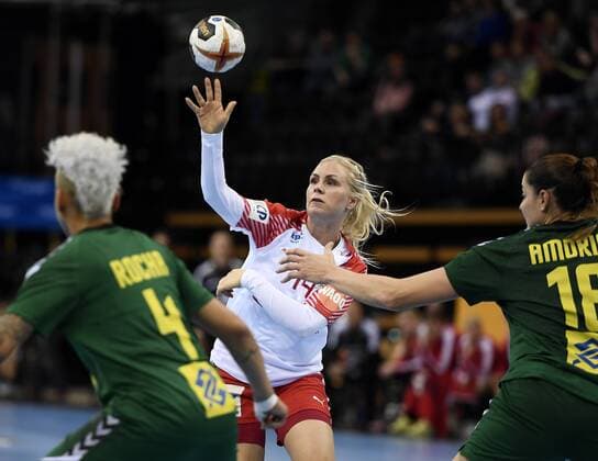 Handball, WM, Damen, Brasilien - Dänemark Lotte Grigel tryller med bolden. Polfoto_73191138  Copyright: POULSENxLARS