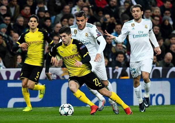 06 12 2017 xfux Football Champions League Real Madrid Borussia Dortmund emspor v l Christian Pulisic Borussia Dortmund Raphael Varane Real Madrid Madrid
