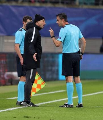 RB Leipzig Besiktas Istanbul Soccer Champions League Leipzig 06 12 2017 Red Bull Arena Soccer UEFA Champions League Group G 6 Gameday Rasenballsport Leipzig vs. Besiktas Istanbul In the picture from the left co-manager Zsolt Löw Loew RB Leipzig and referee Victor Kassai