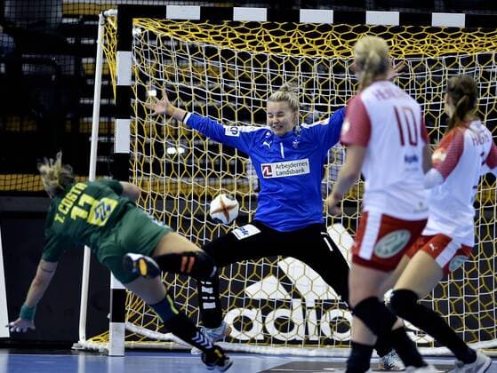 Handball, WM, Damen, Brasilien - Dänemark Sandra Toft redder igen. Polfoto_73191231  Copyright: POULSENxLARS