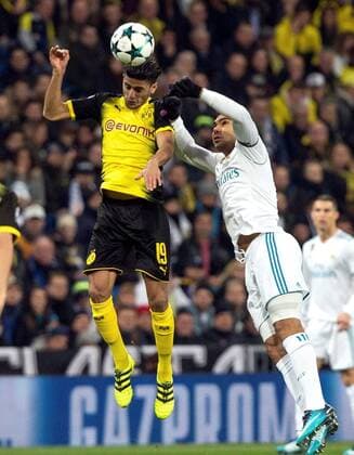 Real Madrid s Brazilian midfielder Carlos Henrique Casemiro (R) vies for the ball with Borussia Dortmund s Syrian Mahmoud Dahoud during the UEFA Champions League 6th round groups phase match between Real Madrid and Borja Mayoral at the Santiago Berbabeu stadium in Madrid, Spain, 06 December 2017. Real Madrid vs. Borussia Dortmund !ACHTUNG: NUR REDAKTIONELLE NUTZUNG!  Copyright: xRodirgoxJimenezx MAD017 20171206-636481924745588923
