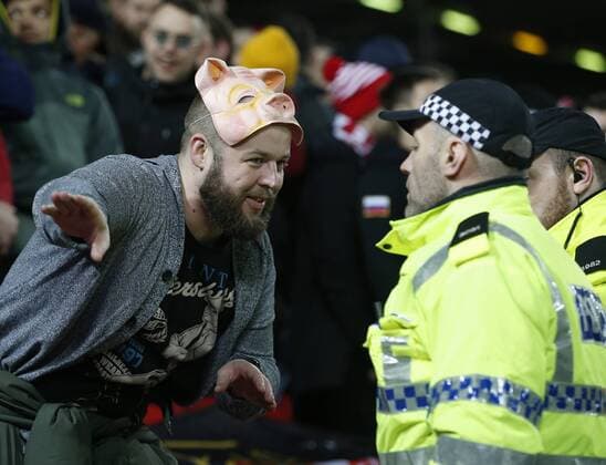 Bilder des Tages - SPORT Spartak Moscow fan interacts with the police during the Champions League Group E match at the Anfield Stadium, Liverpool. Picture date: December 6th 2017. Picture credit should read: Andrew Yates Sportimage EDITORIAL USE ONLY. No use with unauthorised audio, video, data, fixture lists, club league logos or live services. Online in-match use limited to 120 images, no video emulation. No use in betting, games or single club league player publications.