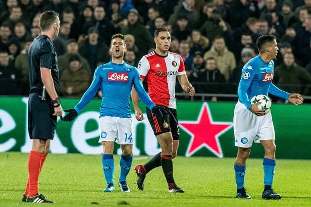 ROTTERDAM - Feyenoord - Napoli , Voetbal , Seizoen 2017 2018 , Champions League , Stadion Feijenoord de Kuip , 06-12-2017 , Napoli speler Dries Mertens zeurt bij de scheidsrechter Feyenoord - Napoli  x1848397x