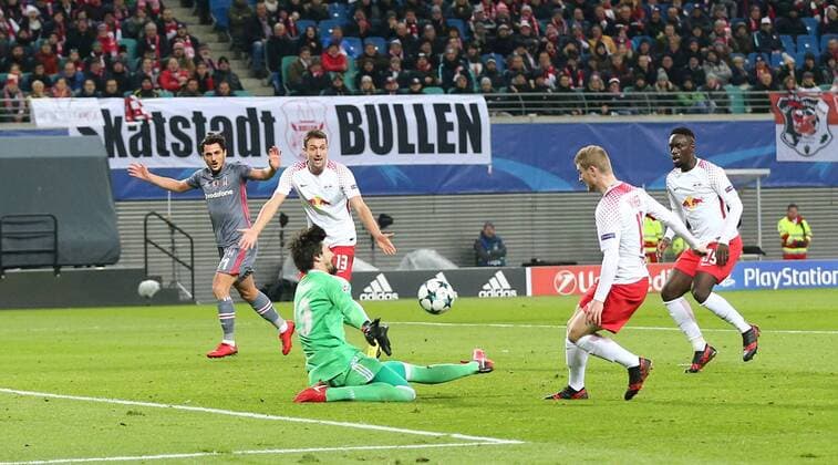 RB Leipzig Besiktas Istanbul Soccer Champions League Leipzig 06 12 2017 Red Bull Arena Soccer UEFA Champions League Group G 6 Gameday RB Leipzig vs. Besiktas Istanbul Pictured side goal Timo Werner 2 v r Leipzig strikes goalkeeper Tolga Zengin 29 Besiktas for the alleged 1 1 equalizer