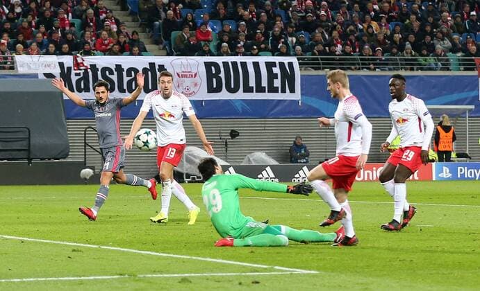 RB Leipzig Besiktas Istanbul Soccer Champions League Leipzig 06 12 2017 Red Bull Arena Soccer UEFA Champions League Group G 6 Gameday RB Leipzig vs. Besiktas Istanbul Pictured side goal Timo Werner 2 v r Leipzig strikes goalkeeper Tolga Zengin 29 Besiktas for the alleged 1 1 equalizer