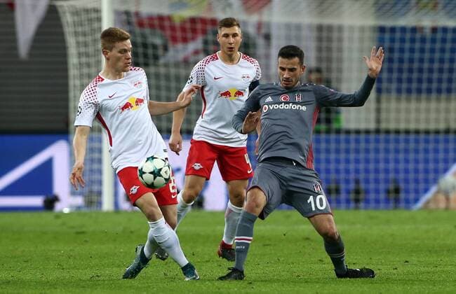 Marcel Halstenberg Oguzhan Özyakup Action Gameplay Duel Sports Football Soccer UEFA CL Championsleague Mens Season 2017 2018 06 12 2017 RB Leipzig RBL vs Besiktas Istanbul