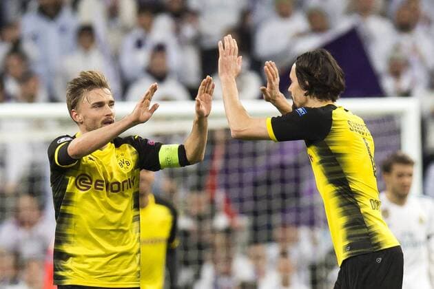Fußball: Champions League, Saison 2017 2018, Gruppenphase, Gruppe H, Real Madrid - Borussia Dortmund am 06.12.2017 im Estadio Santiago Bernabeu in Madrid (Spanien). Dortmunds Marcel Schmelzer (l.) und Dortmunds Neven Subotic klatschen sich nach dem Tor zum 2:1 ab. Copyright: xKirchner DavidxInderliedx