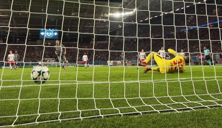 RB Leipzig Besiktas Istanbul Soccer Champions League Leipzig 06 12 2017 Red Bull Arena Soccer UEFA Champions League Group G 6 Gameday Rasenballsport Leipzig vs Besiktas Istanbul Pictured the score for Istanbul çlvaro Negredo 9 Besiktas scored for the penalty 0 1