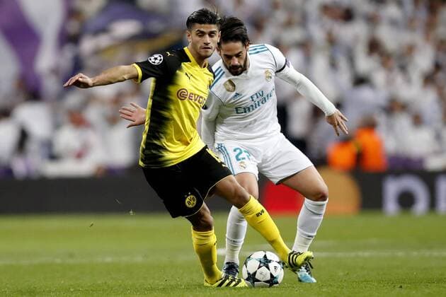 Real Madrid s Isco Alarcon (R) vies for the ball with Borussia Dortmund s Mahmoud Dahoud during the UEFA Champions League 6th round groups phase match between Real Madrid and Borja Mayoral at the Santiago Berbabeu stadium in Madrid, Spain, 06 December 2017. Real Madrid vs. Borussia Dortmund !ACHTUNG: NUR REDAKTIONELLE NUTZUNG!  Copyright: xJavierxLizonx MAD027 20171206-636481934338252923
