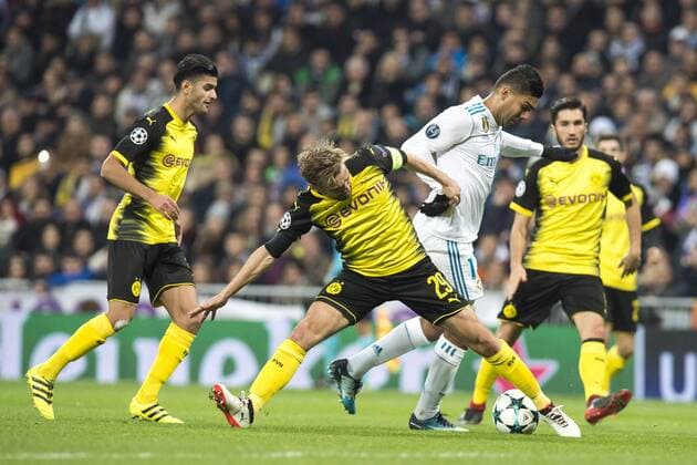 Fußball: Champions League, Saison 2017 2018, Gruppenphase, Gruppe H, Real Madrid - Borussia Dortmund am 06.12.2017 im Estadio Santiago Bernabeu in Madrid (Spanien). Dortmunds Marcel Schmelzer und Madrids Casemiro kämpfen um den Ball. Links Mahmoud Dahoud. Copyright: xKirchner DavidxInderliedx