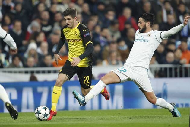 (L-R) Christian Pulisic of Borussia Dortmund, Isco of Real Madrid during the UEFA Champions League group H match between Real Madrid and Borussia Dortmund on December 06, 2017 at the Santiago Bernabeu stadium in Madrid, Spain. UEFA Champions League 2017 2018 xVIxVIxImagesx xMauricexvanxSteenxIVx 9502077