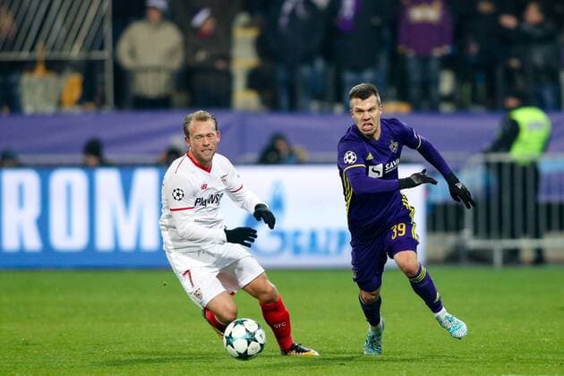 SOCCER - CL, Maribor vs Sevilla MARIBOR,SLOVENIA,05.DEC.17 - SOCCER - UEFA Champions League, group stage, NK Maribor vs FC Sevilla. Image shows Michael Krohn-Dehli (Sevilla) and Damjan Bohar (Maribor). GEPAxpictures xMaticxKlansek