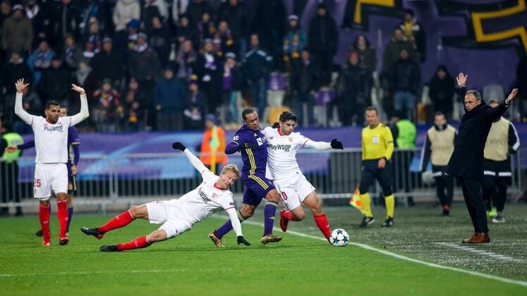SOCCER - CL, Maribor vs Sevilla MARIBOR,SLOVENIA,05.DEC.17 - SOCCER - UEFA Champions League, group stage, NK Maribor vs FC Sevilla. Image shows Gabriel Mercado (Sevilla), Simon Kjaer (Sevilla), Marcos Tavares (Maribor), Ever Banega (Sevilla) and head coach Darko Milanic (Maribor). GEPAxpictures xMaticxKlansek