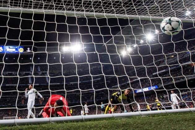 Real Madrid s Costa Rican goalkeeper Keylor Navas (R) tries to stop a goal by Borussia Dortmund s Gabonese striker Pierre Emerick during the UEFA Champions League 6th round groups phase match between Real Madrid and Borja Mayoral at the Santiago Berbabeu stadium in Madrid, Spain, 06 December 2017. Real Madrid vs. Borussia Dortmund !ACHTUNG: NUR REDAKTIONELLE NUTZUNG!  Copyright: xRodrigoxJimenezx MAD034 20171206-636481942292992923