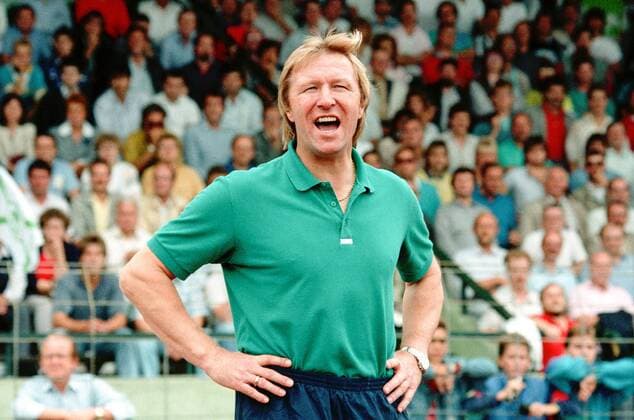 VfL WOB. Trainer Horst Hrubesch. Aus DFB Pokal Saison 1988 89 VfL Wolfsburg gegen Eintracht Frankfurt 1:1 n.V. am 06.08.1988. *** VfL WOB coach Horst Hrubesch From DFB Pokal season 1988 89 VfL Wolfsburg against Eintracht Frankfurt 1 1 V at 06 08 1988