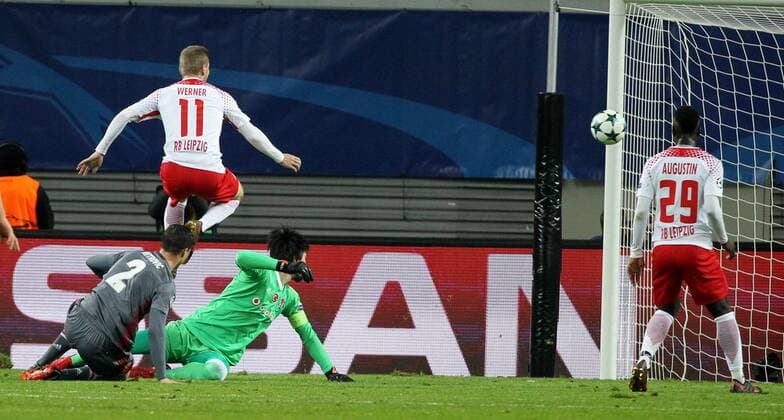 GER UEFA Champions League preliminary round RasenBallsport Leipzig vs Besiktas Istanbul 06 12 17 Leipzig Red Bull Arena GER season 2017 2018 UEFA Champions League Group G RasenBallsport Leipzig vs Besiktas Istanbul in the picture Timo Werner Leipzig overcomes goalkeeper Tolga Zengin Besiktas the goal is not scored